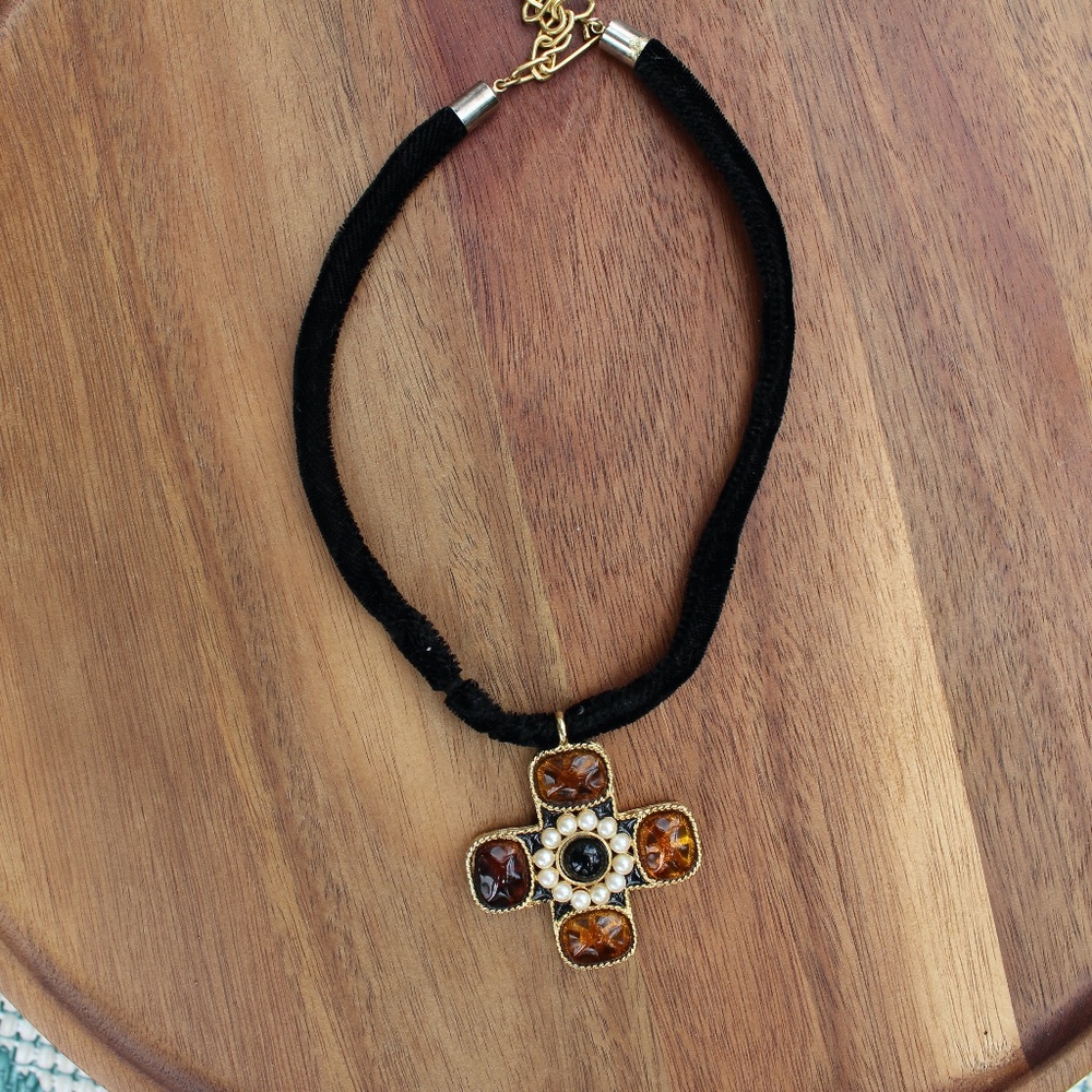 Cross Choker